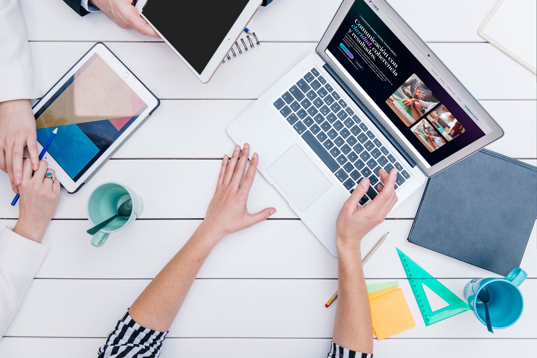 Detalle y enfoque profesional en comunicación y marca